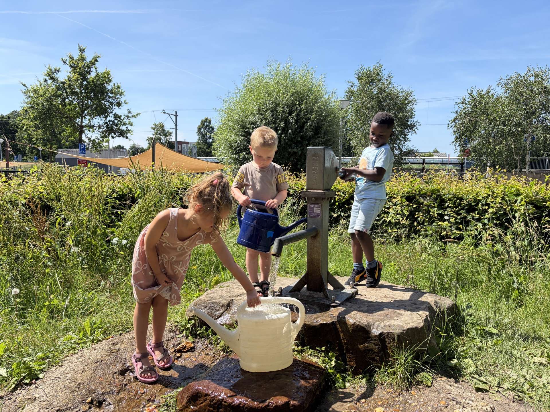 obs-de-schatkamer-kinderen-bij-waterpomp-02
